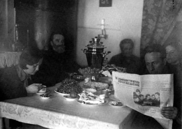 педагоги Сухаревы за семейным чаепитием, г.Бийск, Алтайский край, 1938 год